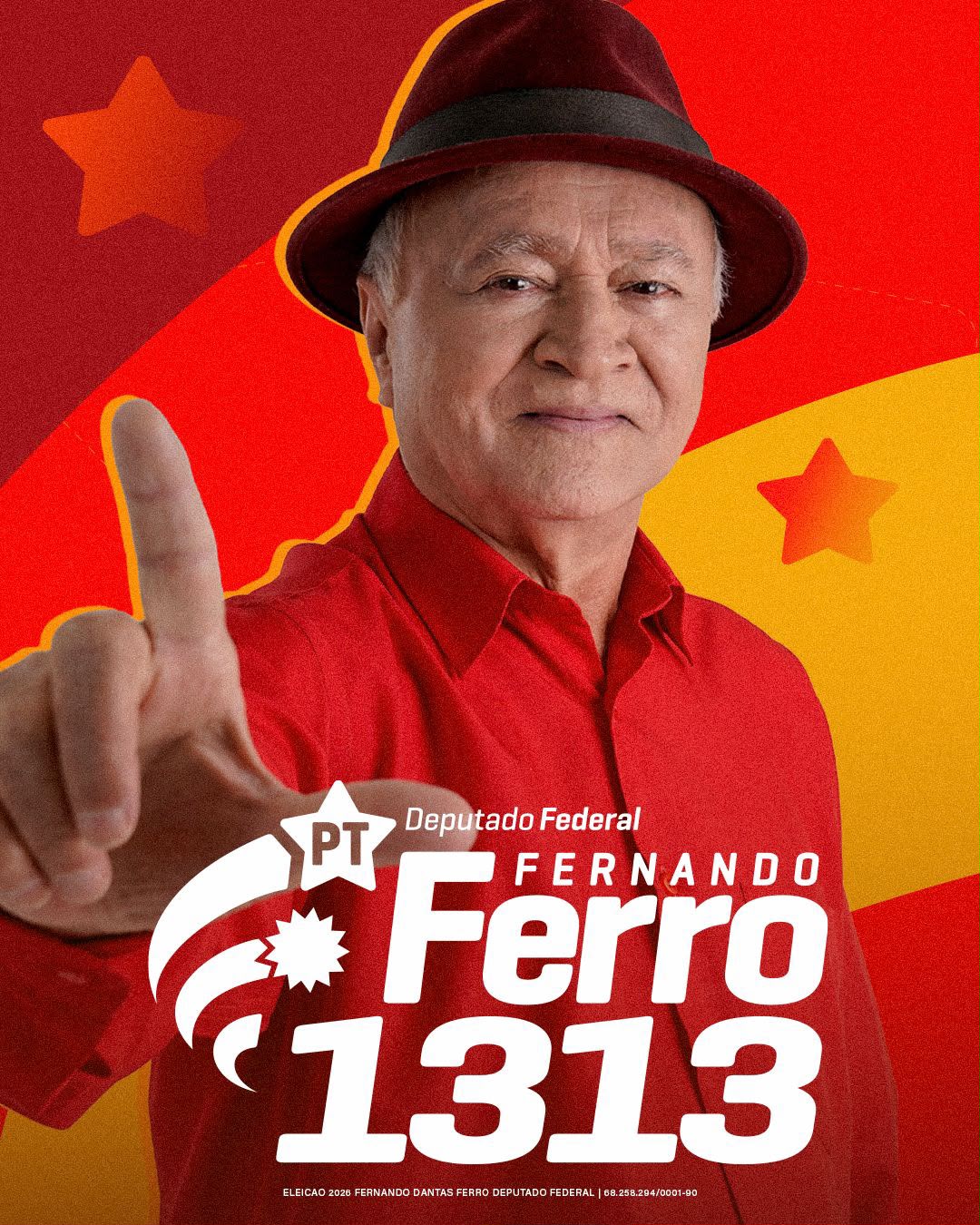 Fernando Ferro de camisa vermelha e chapéu, com o número 1313